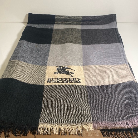 - 💫Burberry Shawl scarf. Rare - Picture 1 of 4